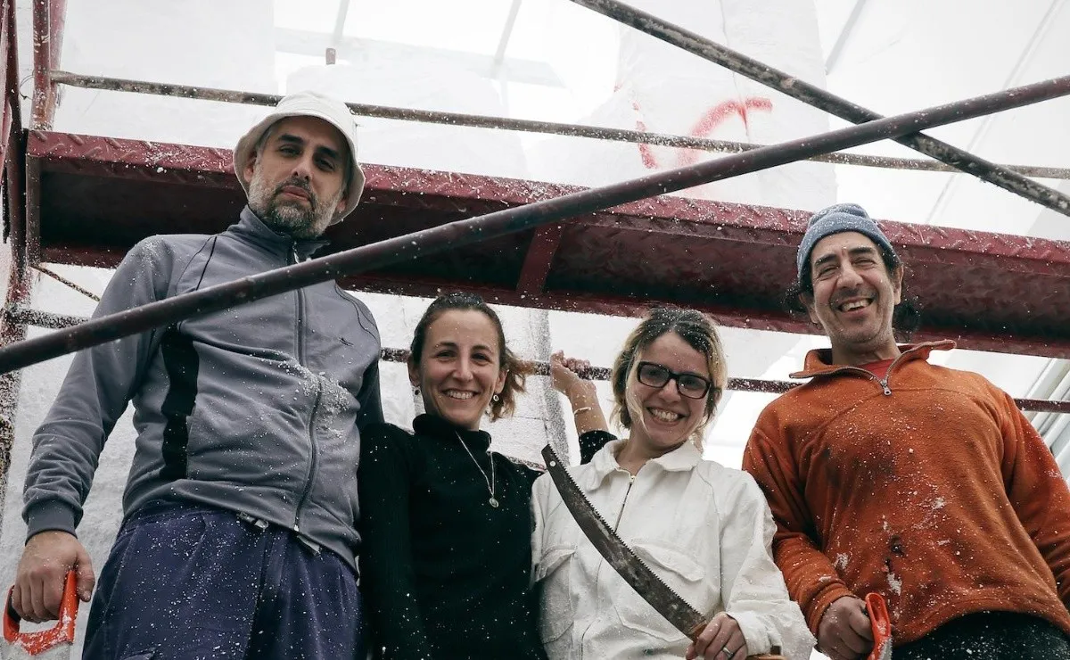 Los artistas de la estatua a Gallardo.