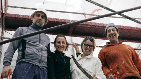 Los artistas de la estatua a Gallardo.