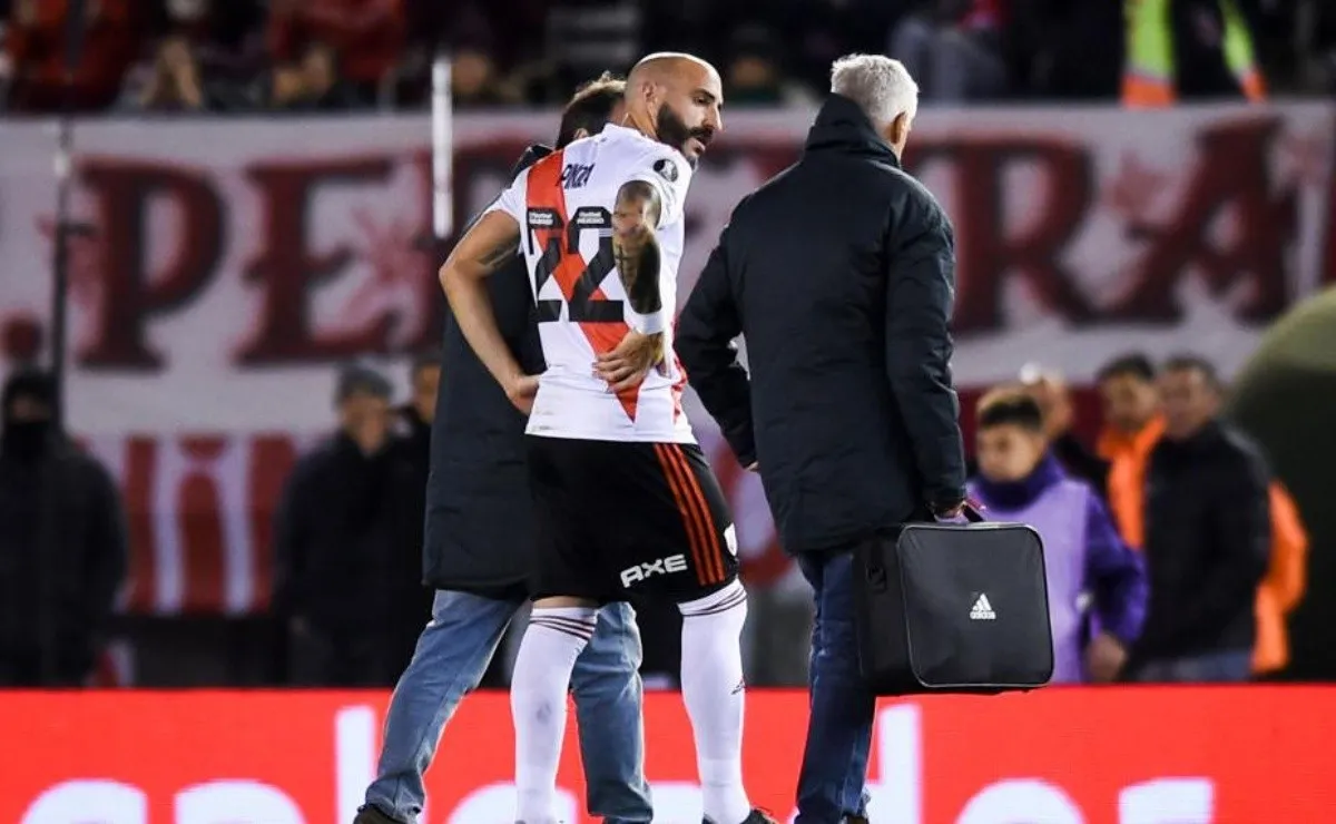 Javier Pinola no pudo terminar el primer tiempo.