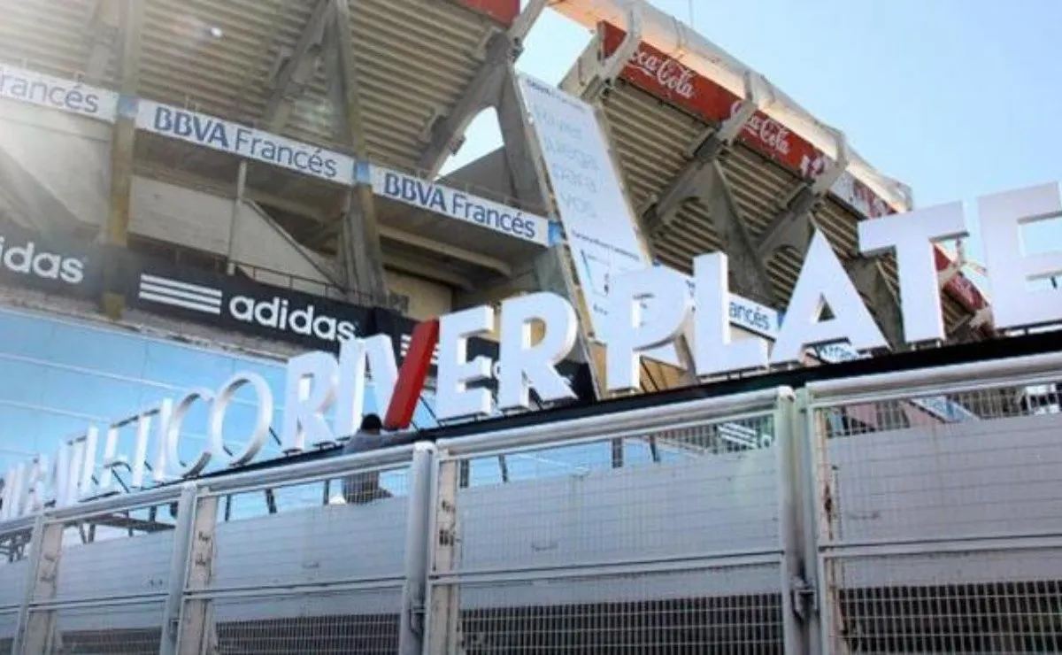 La puerta principal del estadio Monumental.