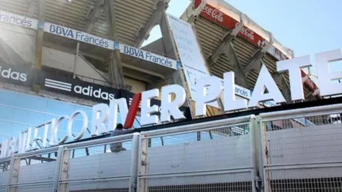 La puerta principal del estadio Monumental.