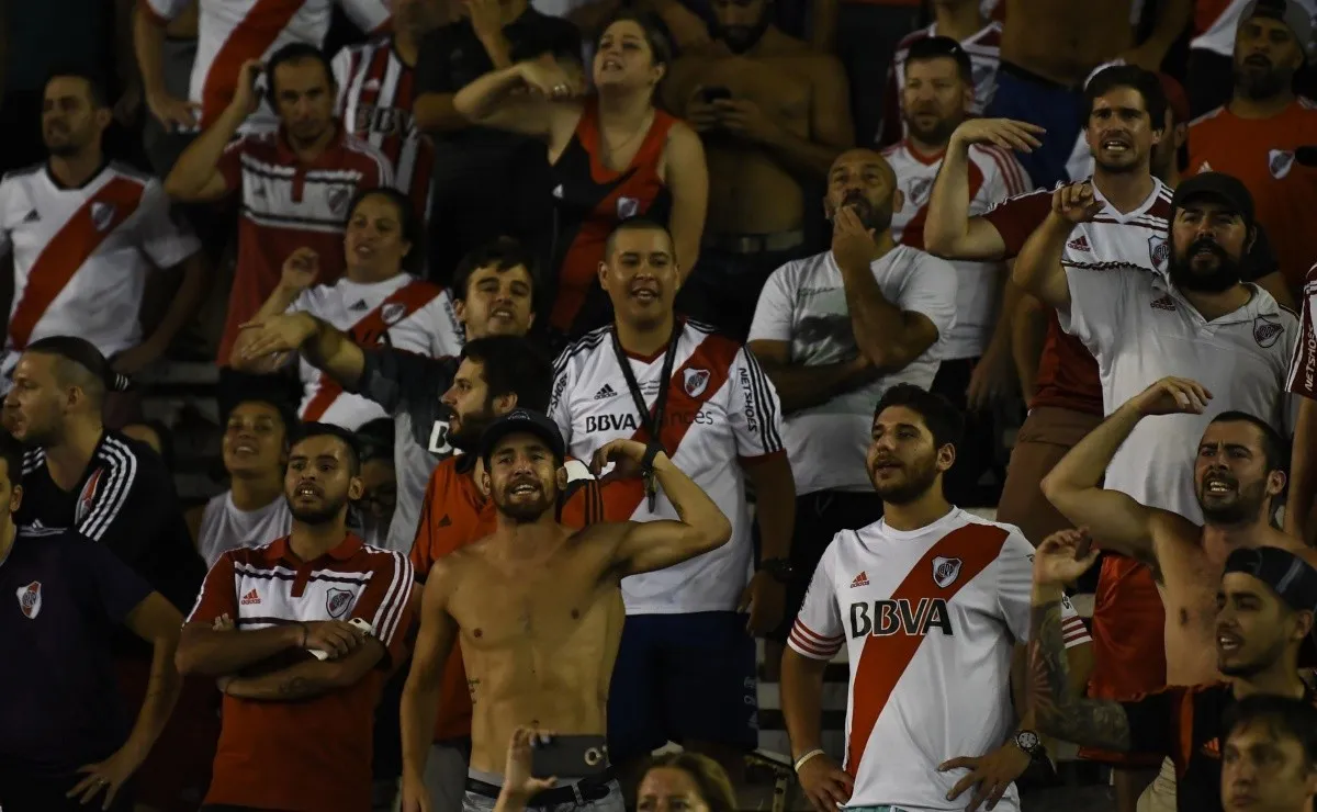 Los hinchas de River manifestaron su bronca por los precios de las entradas.