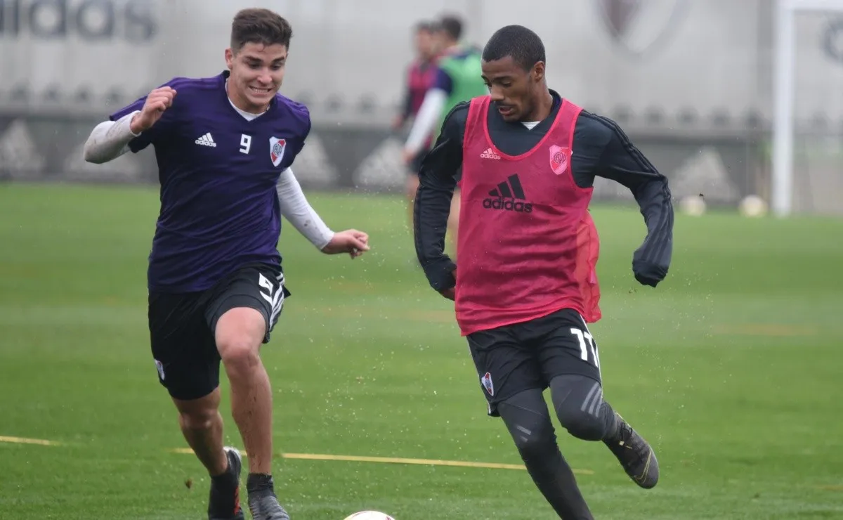 Julián Álvarez estuvo junto a Matías Suárez en la delantera