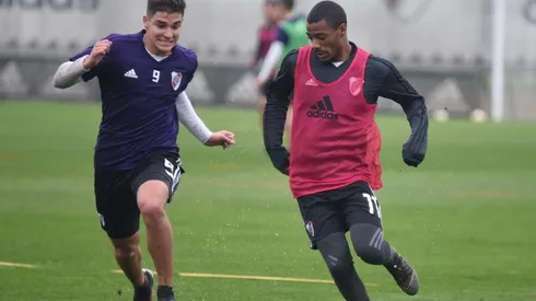 Julián Álvarez estuvo junto a Matías Suárez en la delantera