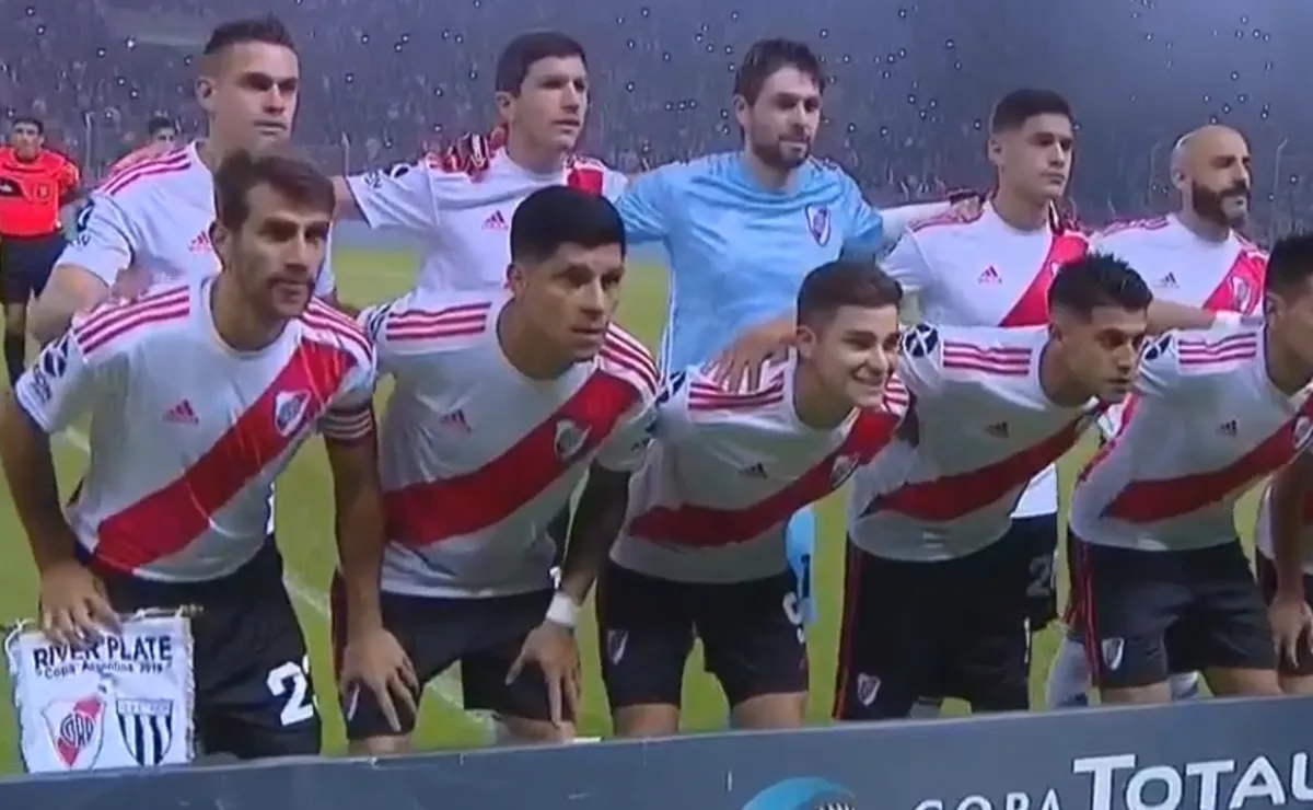El equipo de Gallardo salió a la cancha con el nuevo manto sagrado