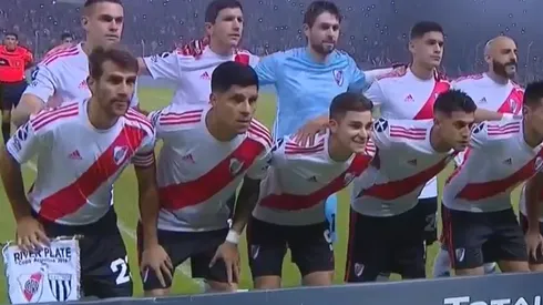 El equipo de Gallardo salió a la cancha con el nuevo manto sagrado