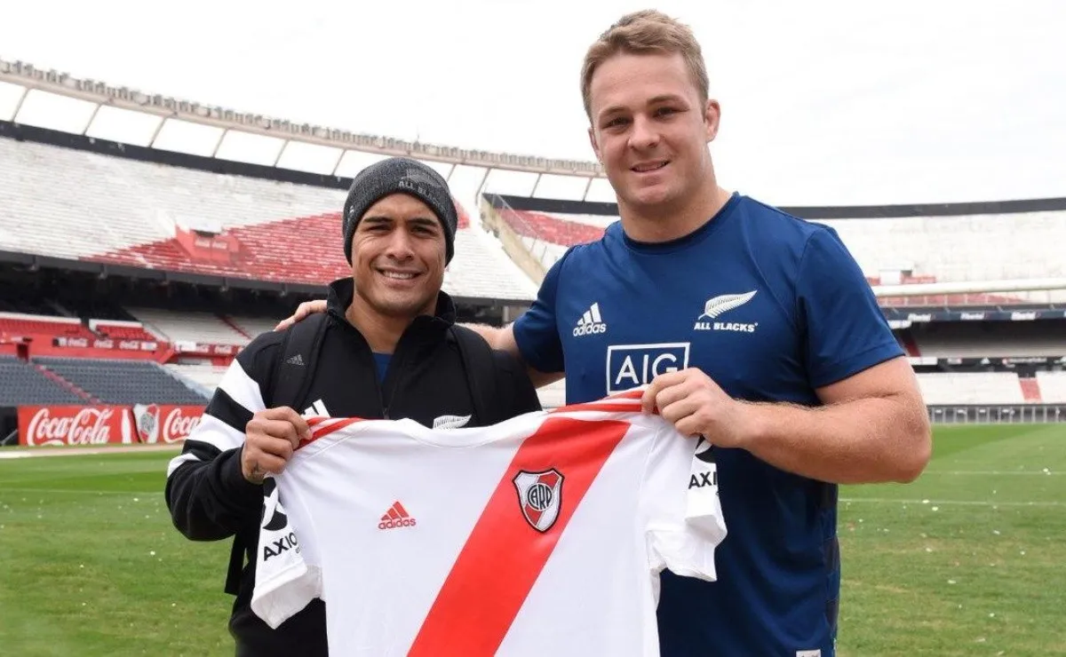 Los All Blacks posaron con la camiseta de River en el Monumental.