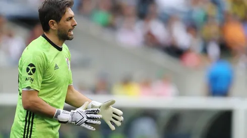 Poroto se tiró hacia su derecha, pero alcanzó a desviar con sus pies el remate de Morales.