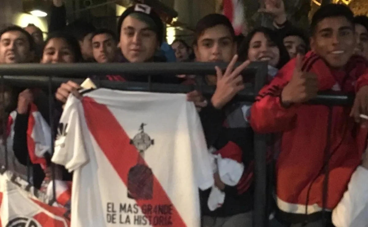 Cientos de hinchas esperaron al campeón de América en las inmediaciones del Hotel Epic de Villa Mercedes