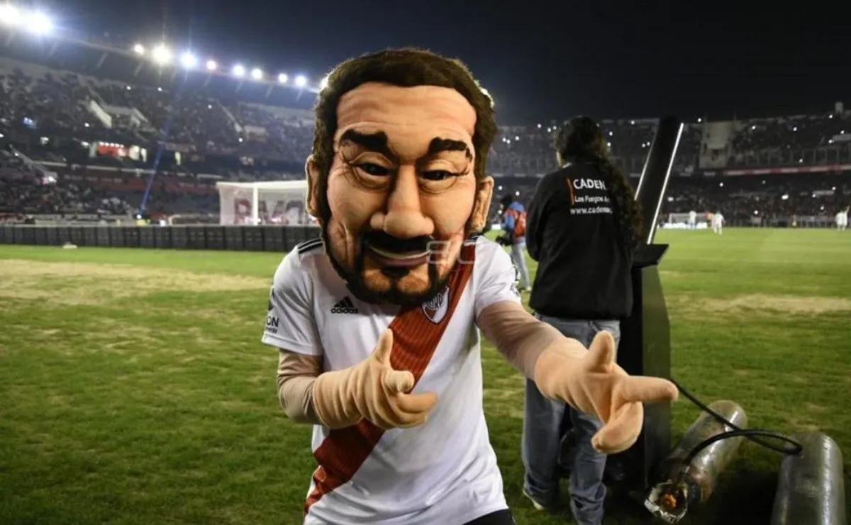 Una máscara con el rostro caricaturizado del uruguayo está en el estadio Monumental