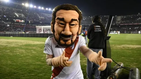 Una máscara con el rostro caricaturizado del uruguayo está en el estadio Monumental