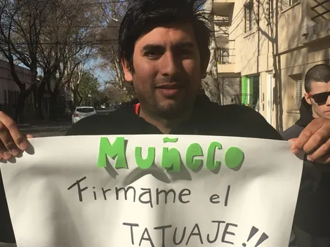 El fanático de River que hace guardia para que Gallardo le firme un tatuaje