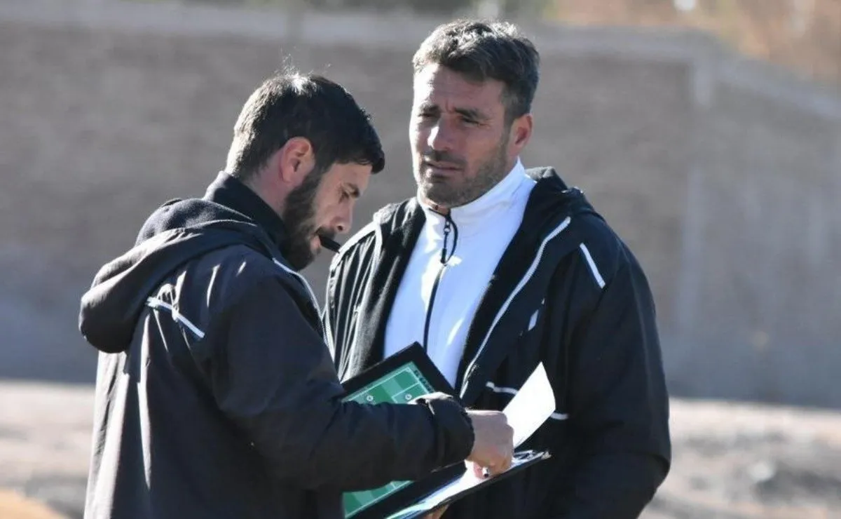 De frente, Diego Pozo, entrenador de Gimnasia y Esgrima de Mendoza.