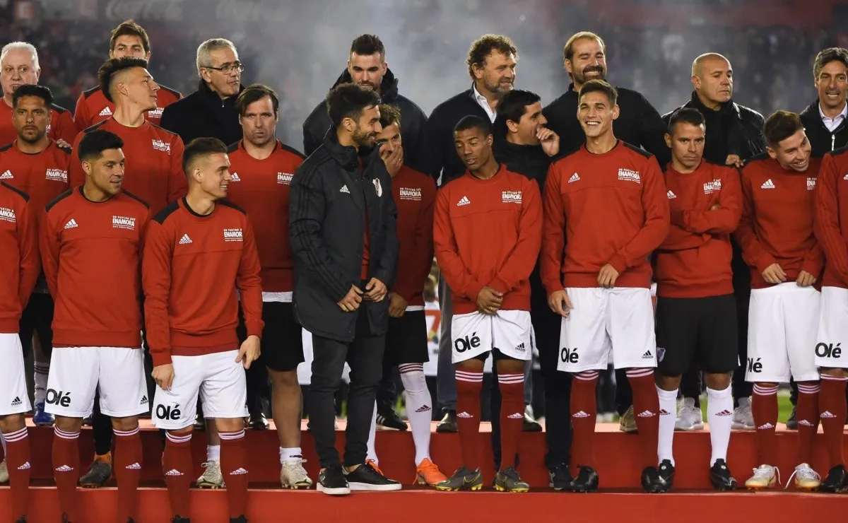 Algunos de los jugadores del plantel le brindaron un saludo emotivo a Mora.