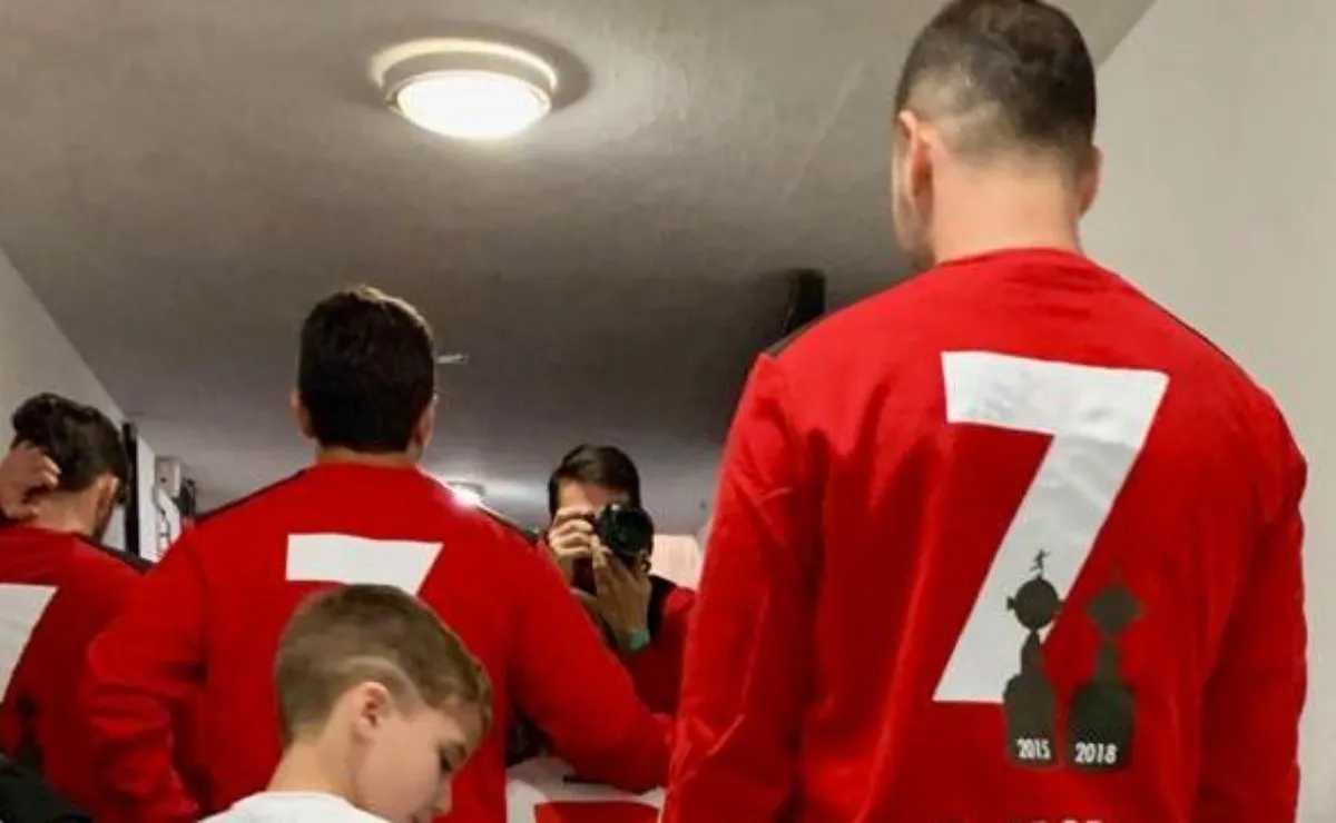 El uruguayo estaba a punto de saltar al verde césped del estadio Monumental.