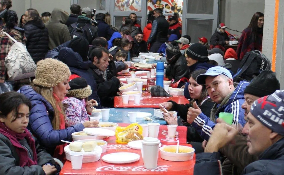 Más de 100 personas pasaron la noche en el Monumental.