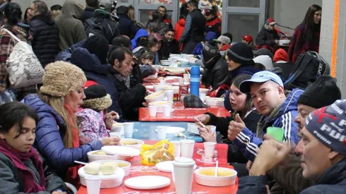Más de 100 personas pasaron la noche en el Monumental.