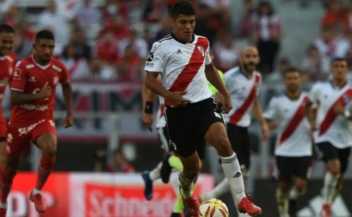 Robert Rojas aún no logró asentarse en la Primera de River.