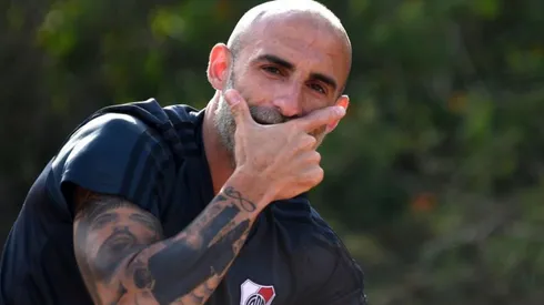 Javier toma un sorbo de agua y lo tira detrás de la pista de atletismo