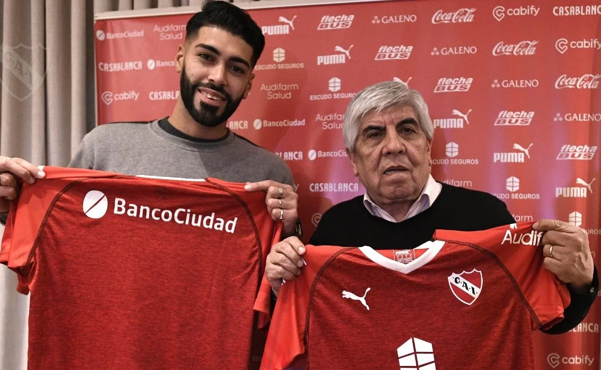 Finalmente, el defensor oficializó su llegada al club de Avellaneda tras los contratiempos surgidos.