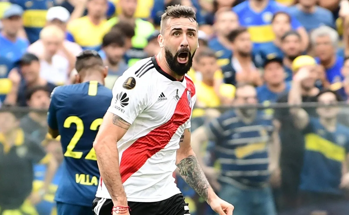 Pratto celebrando el gol que le hizo a Boca luego de que River sacara del medio.