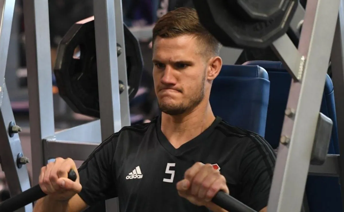 Bruno Zuculini, a puro esfuerzo en uno de los gimnasios del complejo UCLA