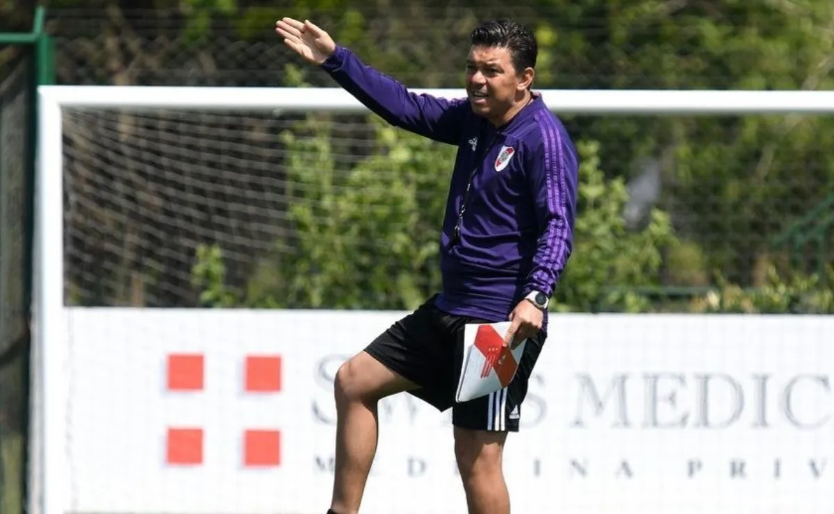 Gallardo dirigiendo la práctica de River.