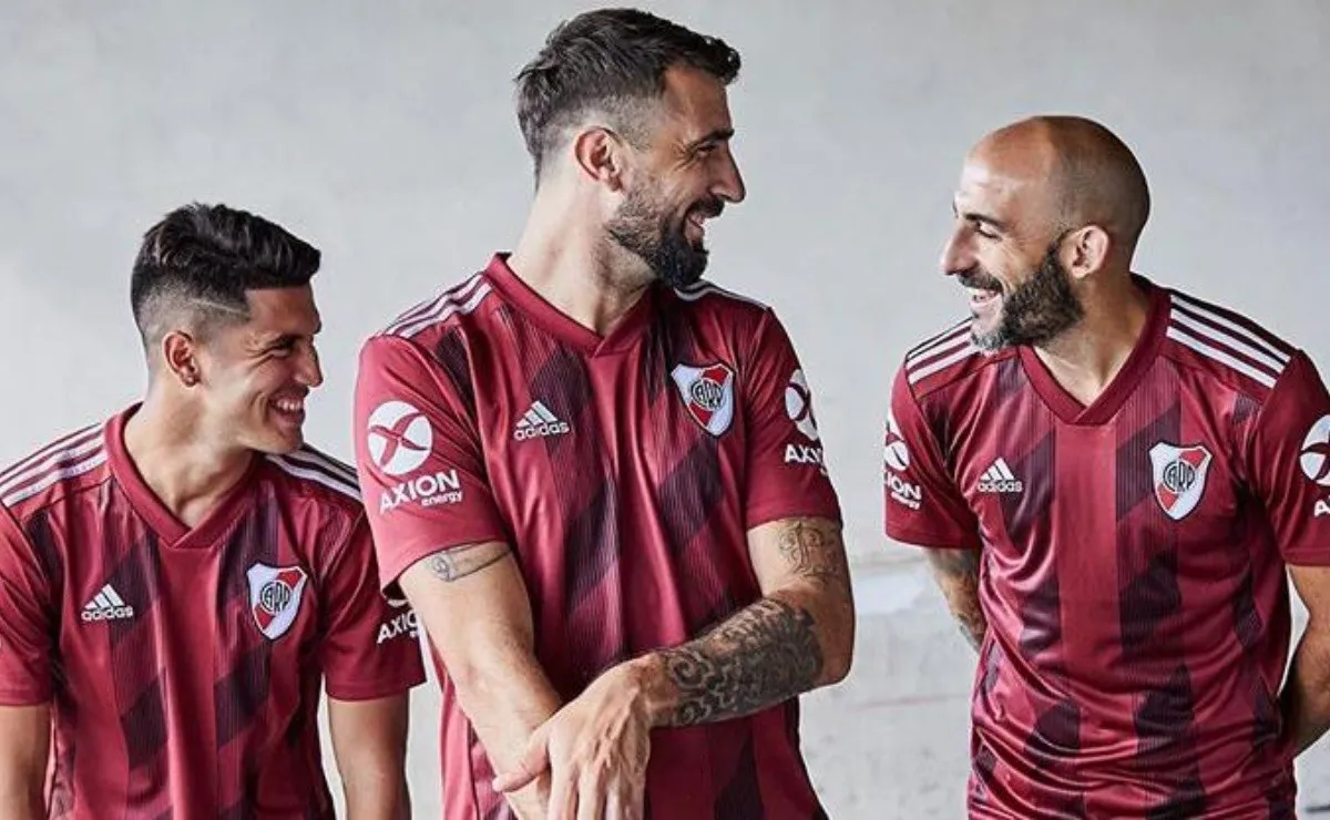 Palacios, Pratto y Pinola con la nueva camiseta de River.
