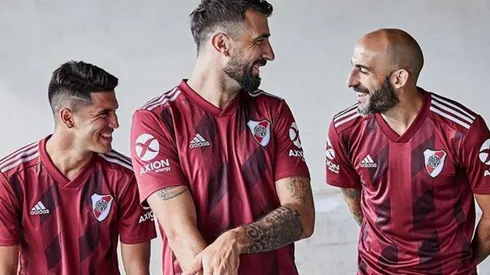 Palacios, Pratto y Pinola con la nueva camiseta de River.