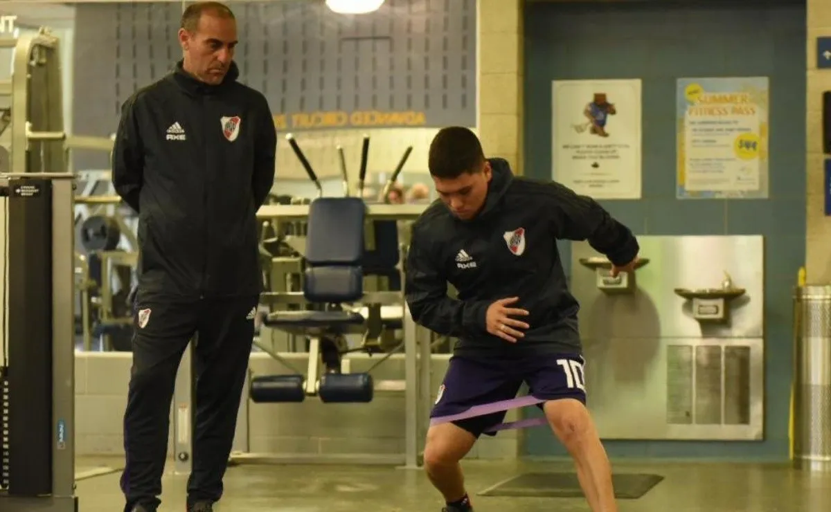 Juanfer Quintero ejercita y fortalece en el gimnasio su rodilla izquierda, donde sufrió la rotura de ligamentos