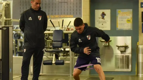 Juanfer Quintero ejercita y fortalece en el gimnasio su rodilla izquierda, donde sufrió la rotura de ligamentos