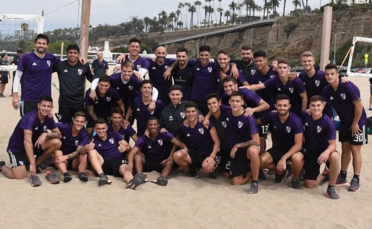 El plantel de River se entrenó en las playas de Los Ángeles.