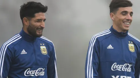 Casco y Saravia, los dos que pelean por el lateral derecho para enfrentar a Paraguay