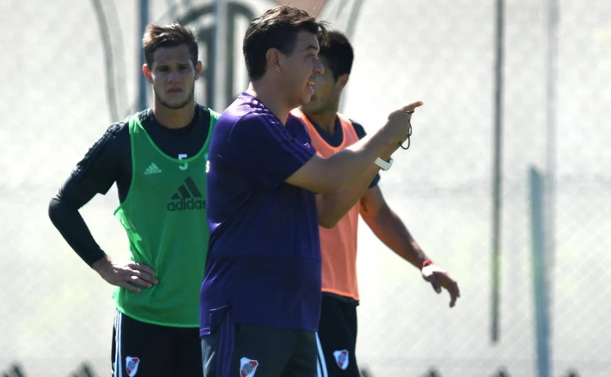 Gallardo dirigiendo una práctica de River.