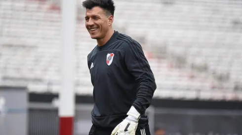 El arquero selló su vínculo con el club de Núñez por un año más.