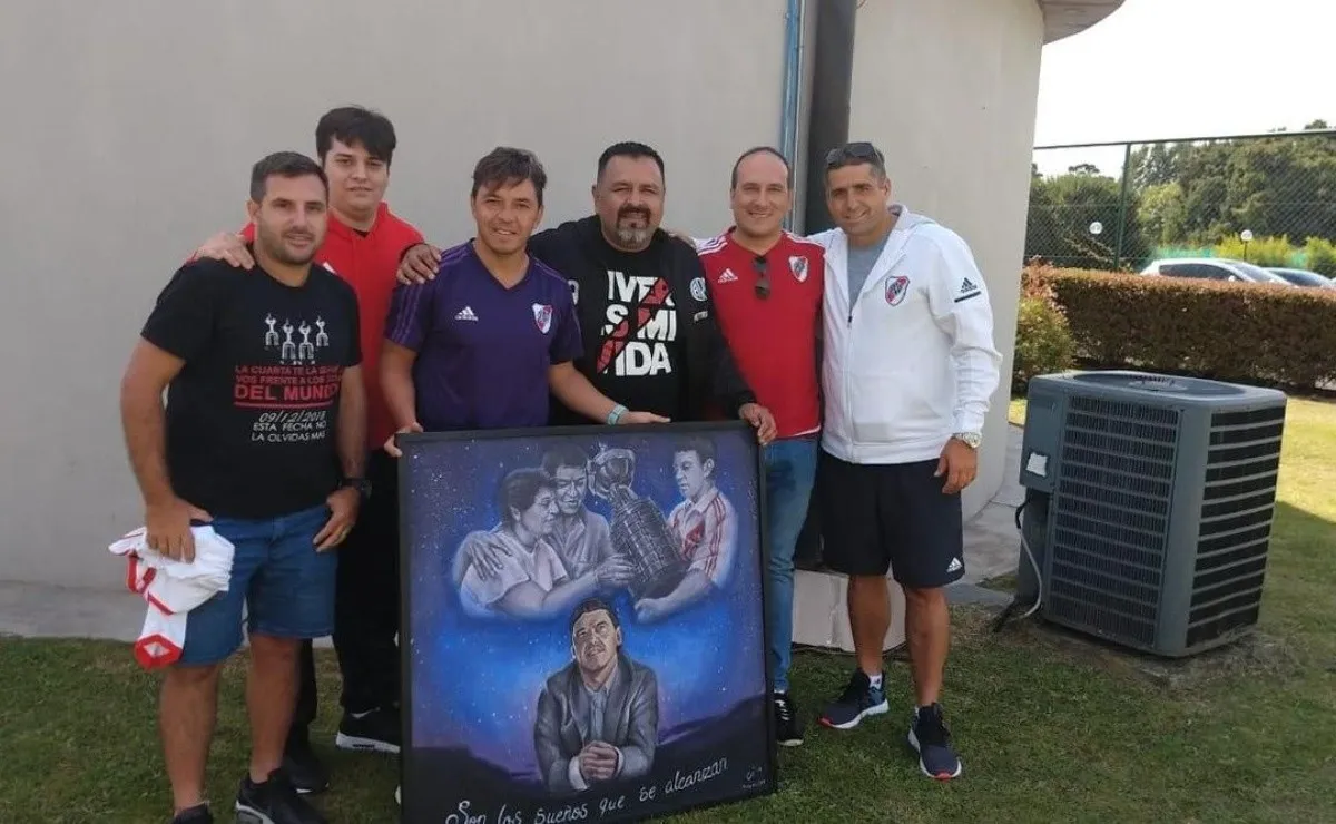 Gallardo junto al cuadro que le obsequió un grupo de hinchas de River.