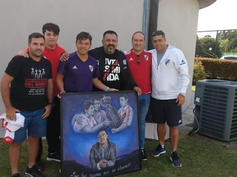 El emotivo cuadro que unos hinchas le regalaron a Gallardo