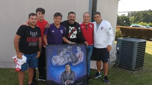 Gallardo junto al cuadro que le obsequió un grupo de hinchas de River.