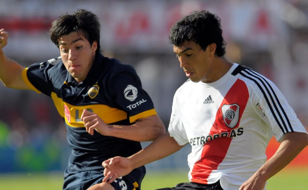 Cabral jugando un Superclásico en el Monumental.