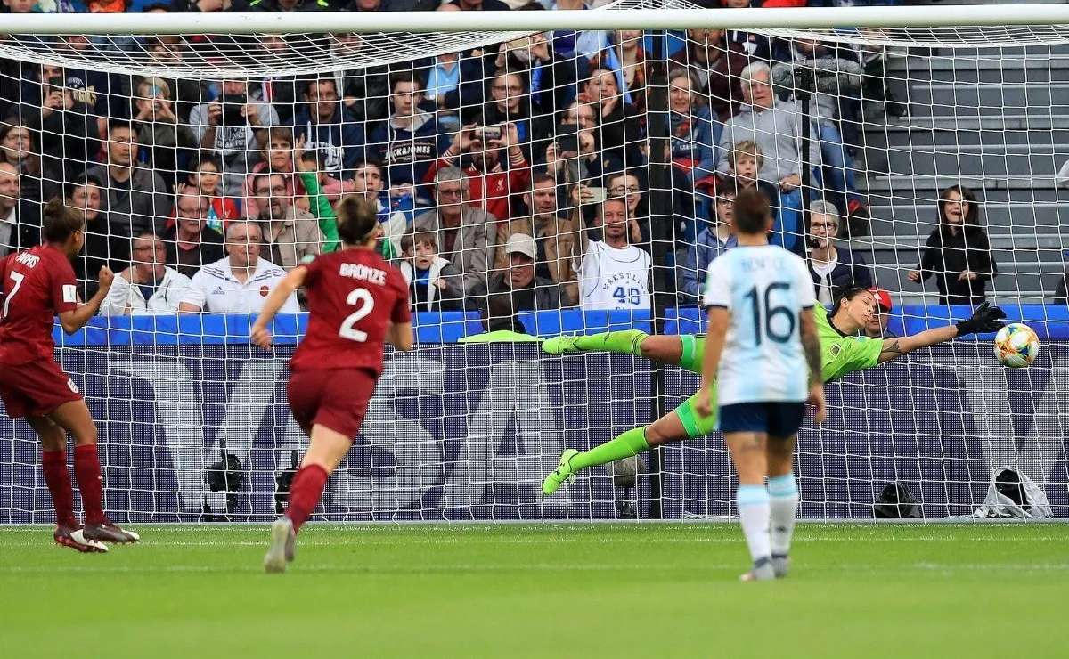 Vanina Correa, la arquera argentina, contuvo un penal en el primer tiempo y fue la figura de la cancha