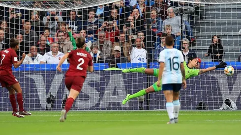 Vanina Correa, la arquera argentina, contuvo un penal en el primer tiempo y fue la figura de la cancha