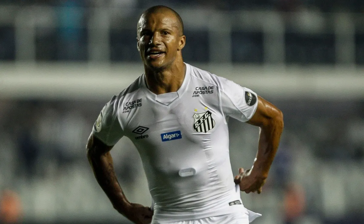 Carlos Sánchez grita su gol de tiro libre ante Atlético Mineiro.