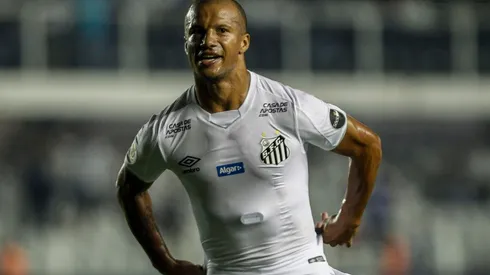 Carlos Sánchez grita su gol de tiro libre ante Atlético Mineiro.