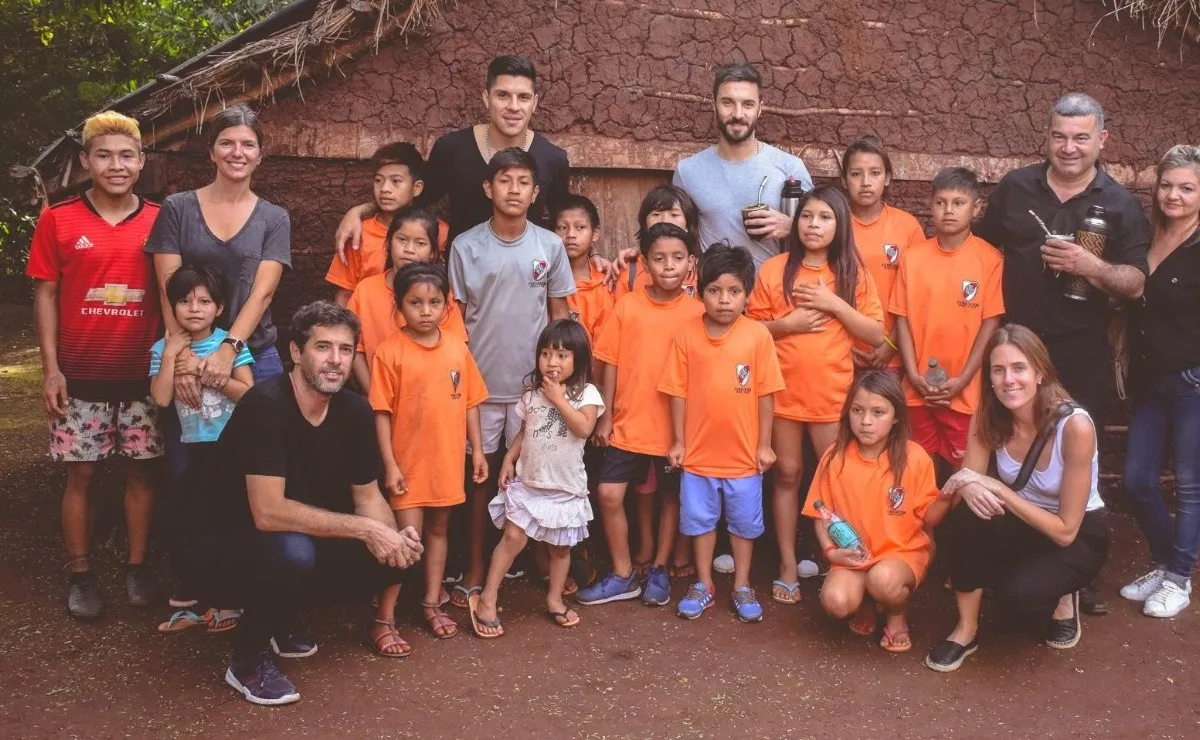 Los futbolistas compartieron un día con los chicos de la Comunidad Myba Guaraní, que viven en Puerto Iguazú