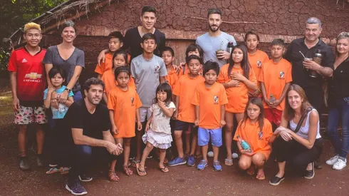Los futbolistas compartieron un día con los chicos de la Comunidad Myba Guaraní, que viven en Puerto Iguazú