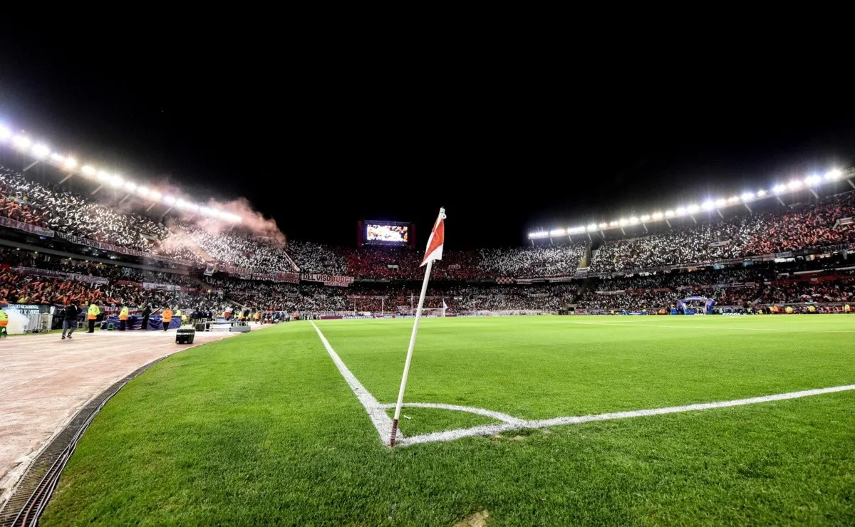 Entre ellos, se puede observar el imponente estadio Antonio Vespucio Liberti.
