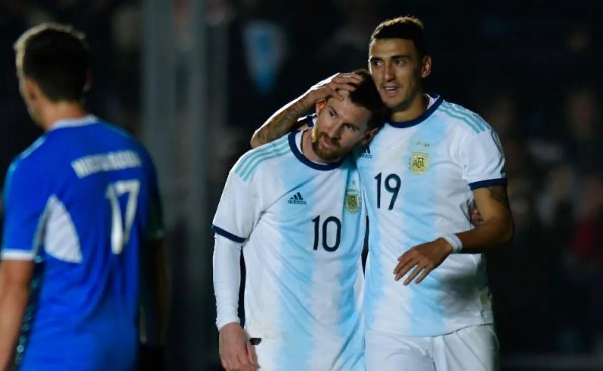 El abrazo de Suárez con Messi, luego del primer gol del 10 en la goleada frente a Nicaragua