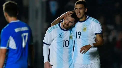 El abrazo de Suárez con Messi, luego del primer gol del 10 en la goleada frente a Nicaragua
