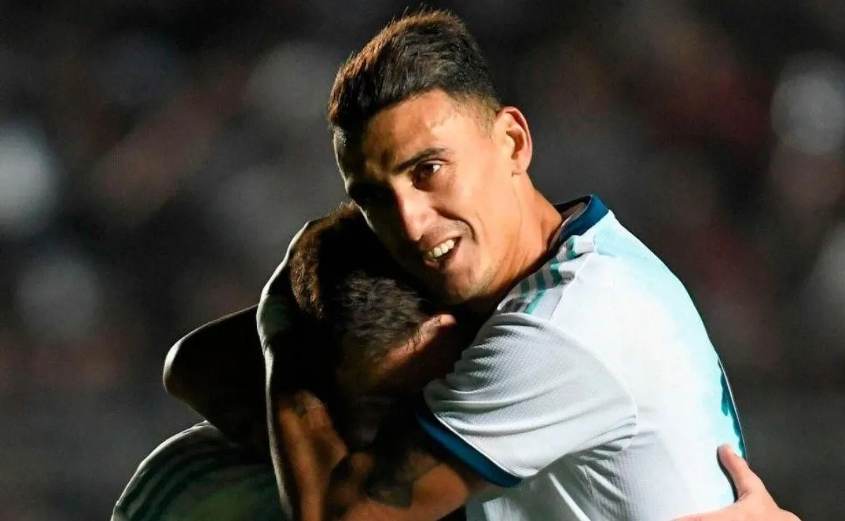 Suárez se abraza con Messi después del primer gol argentino. El cordobés jugó 56 minutos en muy buen nivel