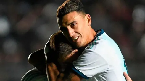 Suárez se abraza con Messi después del primer gol argentino. El cordobés jugó 56 minutos en muy buen nivel